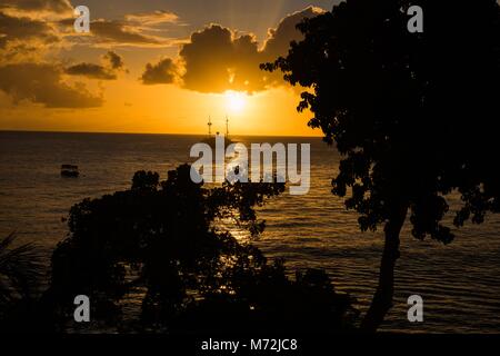Yachtcharter in St. James, Barbados bei Sonnenuntergang Stockfoto