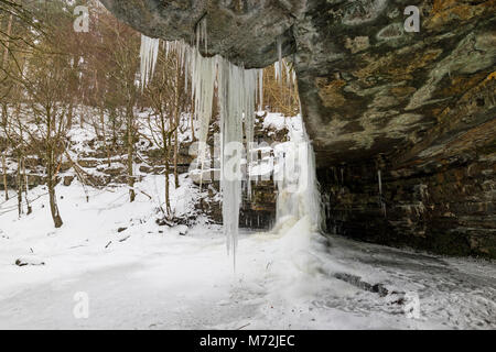 Eine gefrorene Summerhill Kraft gesehen von Gibson's Cave, Bowlees, Obere Teesdale, County Durham, UK. Stockfoto