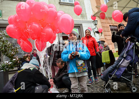 Ljubljana, Slowenien am 3. März., 2017. Menschen - Slowenische Wanderung mit roten Ballons am Internationalen Tag der Seltenen Krankheit Stockfoto