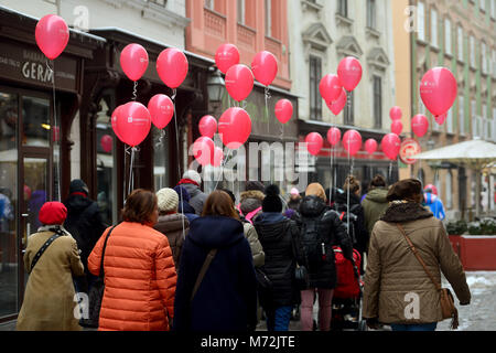 Ljubljana, Slowenien am 3. März., 2017. Menschen - Slowenische Wanderung mit roten Ballons am Internationalen Tag der Seltenen Krankheit Stockfoto