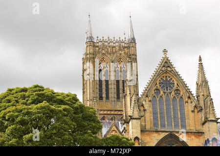 Die Kathedrale von Lincoln östlich vor. Zentralen Turm und Osten Fenster. Stockfoto