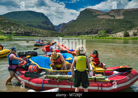 Vorbereitung für Rafting Trip auf Green River hinunter Canyon von lodore von Gates of Lodore, Dinosaur National Monument, Colorado, USA Stockfoto