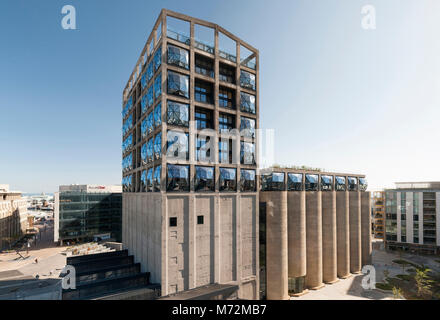 Die Zeitz MOCAA (Museum für Zeitgenössische Afrikanische Kunst) und dem Silo Hotel Gebäude in Kapstadt Waterfront. Stockfoto