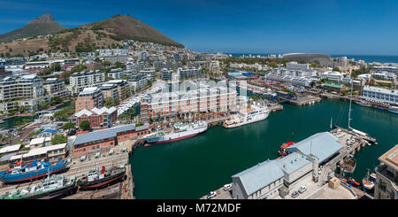 Panoramablick über die Kapstadt Waterfront mit den Lion's Head und Signal Hill im Hintergrund. Stockfoto