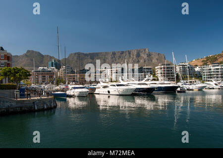 Blick auf den Tafelberg von der Waterfront in Kapstadt. Stockfoto