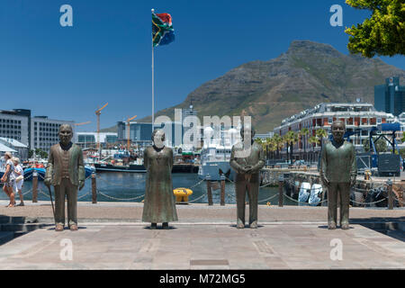 Statuen von Südafrikas Vier Friedensnobelpreisträger in der Waterfront in Kapstadt, Südafrika. Stockfoto