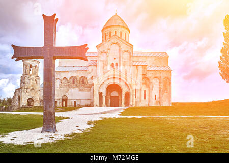 Kirche, gelegen Racha Region Georgiens, unteren Swanetien Berge. Sun flare Stockfoto