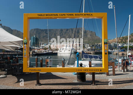 Blick auf den Tafelberg von der Waterfront in Kapstadt. Stockfoto