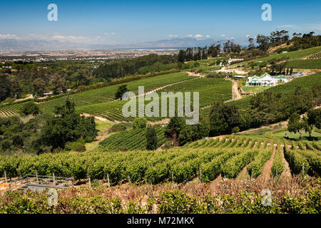 Blick über das Constantia Tal von der Beau Constantia Wine Estate in Kapstadt. Stockfoto