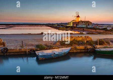 Sonnenuntergang an der Salinen von Marsala, Sizilien, Italien Stockfoto