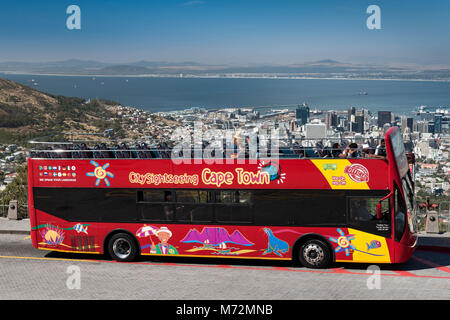 Red Sightseeing Bus in Kapstadt. Stockfoto