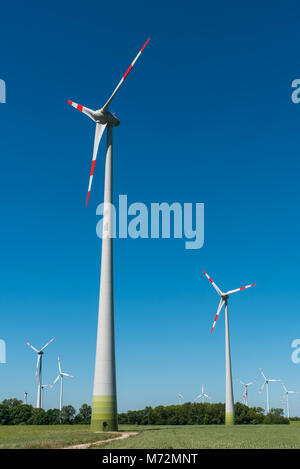 Windräder vor einem blauen Himmel in Deutschland Stockfoto