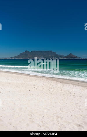 Tafelberg vom Blouberg Strand in Kapstadt gesehen. Stockfoto