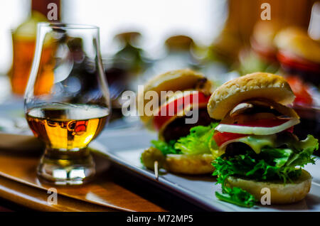 Mini Burger mit Fleisch, Gemüse, Käse und anderen Belag, Brot mit Sesam bestreut, mini Fast food, lecker einstellen Stockfoto