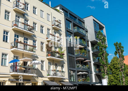 Alte und moderne Häuser im Bezirk Prenzlauer Berg in Berlin, Deutschland Stockfoto