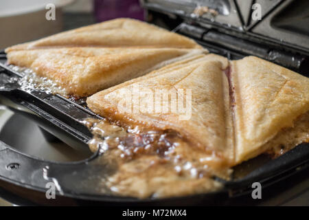 Schinken und Käse Sandwiches in ein getoastetes Sandwich Maker. Stockfoto