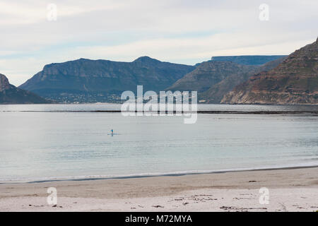 Stand Up Paddle boarder aus Long Beach in Noordhoek, Kapstadt. Stockfoto