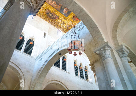 Bari, Italien - 6. Mai 2017: Altstadt, Architekturen, Malereien und Verzierungen der das Kirchenschiff der St. Nikolaus Basilika Stockfoto