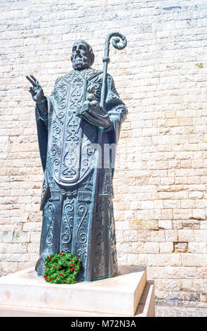 Bari, Italien - 6. Mai 2017: Die Statue des Heiligen in der St. Nicholas Basilica Square Stockfoto