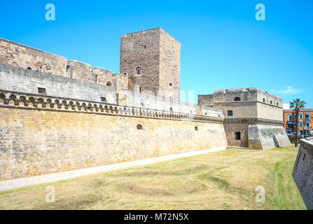 Bari, Italien - 6. Mai 2017: Altstadt, mit Blick auf die normannisch-suebischen Burgmauern Stockfoto