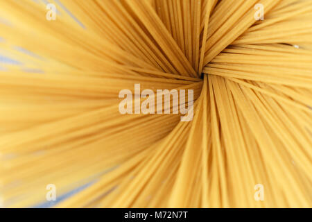 Bündel ungekochte italienische Pasta Spaghetti Erstellen eines Tunnels. Abstrakte essen Hintergrund, selektiver Fokus Stockfoto