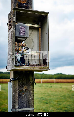 Eine verlassene leere Fußballplatz mit alten Fluter verfallen. Stockfoto