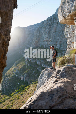 Wanderer mit Blick von der "India Venster" Felsbrocken auf den Tafelberg in Kapstadt. Stockfoto