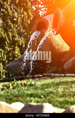 Kvareli, Georgia. Brunnen in Form von Wein Krug. Sun flare Stockfoto