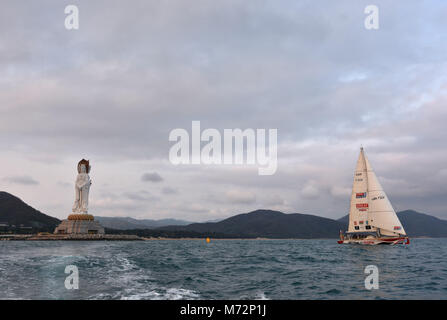 Clipper 70 Yachten werden gesehen als sie Hainan zum Start der Etappe 8 der Clipper Segelregatta rund um die Welt von Sanya nach Qingdao, China am 4. März 2018 ab. Stockfoto