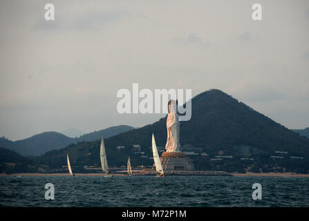 Clipper 70 Yachten werden gesehen als sie Hainan zum Start der Etappe 8 der Clipper Segelregatta rund um die Welt von Sanya nach Qingdao, China am 4. März 2018 ab. Stockfoto