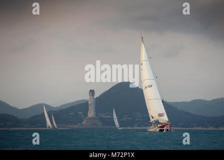 Clipper 70 Yachten werden gesehen als sie Hainan zum Start der Etappe 8 der Clipper Segelregatta rund um die Welt von Sanya nach Qingdao, China am 4. März 2018 ab. Stockfoto