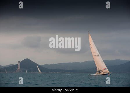 Clipper 70 Yachten werden gesehen als sie Hainan zum Start der Etappe 8 der Clipper Segelregatta rund um die Welt von Sanya nach Qingdao, China am 4. März 2018 ab. Stockfoto