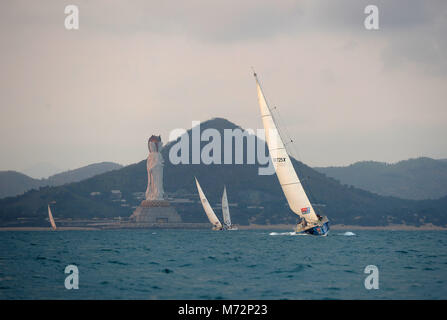 Clipper 70 Yachten werden gesehen als sie Hainan zum Start der Etappe 8 der Clipper Segelregatta rund um die Welt von Sanya nach Qingdao, China am 4. März 2018 ab. Stockfoto