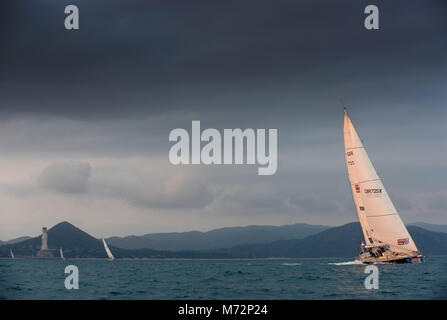 Clipper 70 Yachten werden gesehen als sie Hainan zum Start der Etappe 8 der Clipper Segelregatta rund um die Welt von Sanya nach Qingdao, China am 4. März 2018 ab. Stockfoto