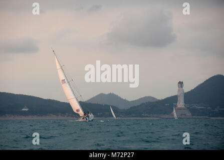 Clipper 70 Yachten werden gesehen als sie Hainan zum Start der Etappe 8 der Clipper Segelregatta rund um die Welt von Sanya nach Qingdao, China am 4. März 2018 ab. Stockfoto