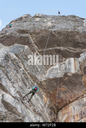 Abseilers und Kletterer knapp unter dem Gipfel des Tafelberges in Kapstadt. Stockfoto