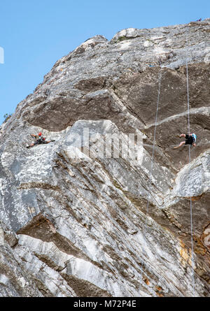 Abseilers und Kletterer knapp unter dem Gipfel des Tafelberges in Kapstadt. Stockfoto