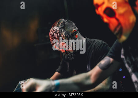 Portrait von Djs mit Schädel Masken spielen Musik bei Party Festival. Spaß, Jugend, Entertainment und fest Konzept. Stockfoto