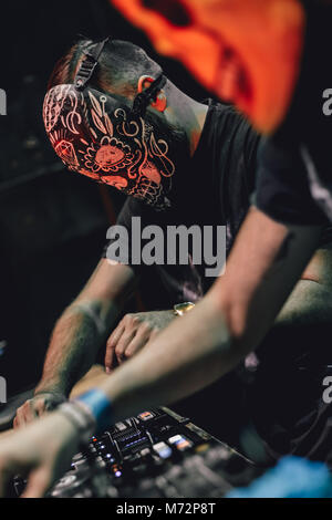 Super Djs mit Schädel Masken spielen Musik bei Party Festival. Spaß, Jugend, Entertainment und fest Konzept. Stockfoto