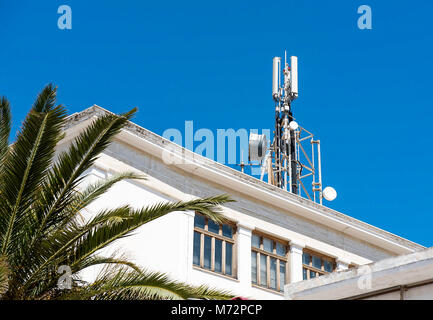 Handy Telekommunikation Antennen und Repeater auf Gebäude gegen blauen Himmel Stockfoto