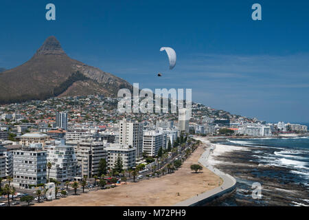 Tandem Gleitschirm über Atlantic Seaboard Vorort von Kapstadt Sea Point mit Lion's Head im Hintergrund fliegen. Stockfoto