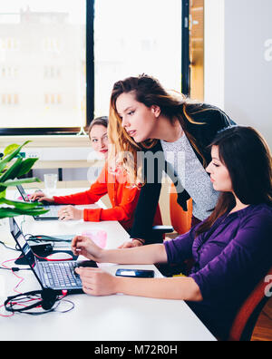 Erfolgreiche hübsche junge Businesswomans im Büro Stockfoto