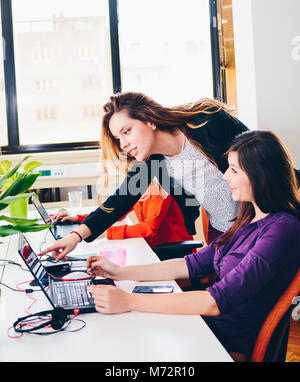 Erfolgreiche hübsche junge Businesswomans im Büro Stockfoto