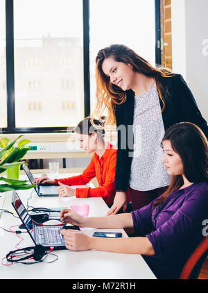 Erfolgreiche hübsche junge Businesswomans im Büro Stockfoto