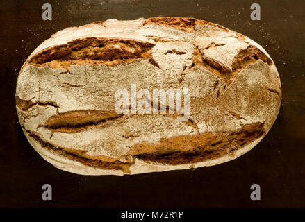 Frischen deutschen Sauerteig Roggenbrot - von oben auf dunklem Hintergrund Stockfoto