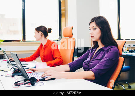 Erfolgreiche hübsche junge Businesswomans im Büro Stockfoto