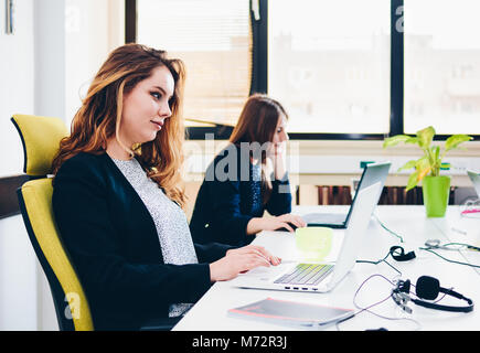 Erfolgreiche hübsche junge Businesswomans im Büro Stockfoto