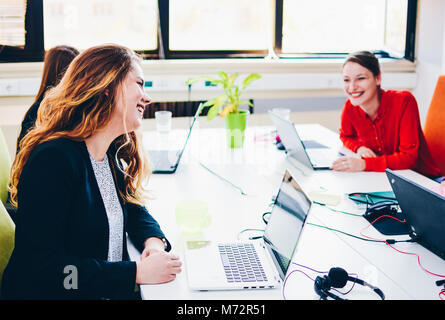 Erfolgreiche hübsche junge Businesswomans im Büro Stockfoto