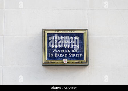 Ein englisches Erbe blaue Plakette auf Brot St, London zum Gedenken an den Geburtsort im Jahre 1608 der englische Dichter John Milton. Stockfoto