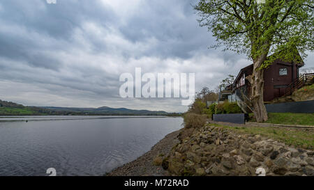 Lake Bala an einem ruhigen Tag mit Wolken und Reflexionen. Stockfoto